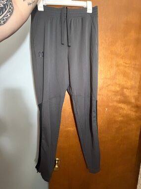 Under Armour Lg Women’s Dark Gray Athletic Jogger Pants with ankle zip